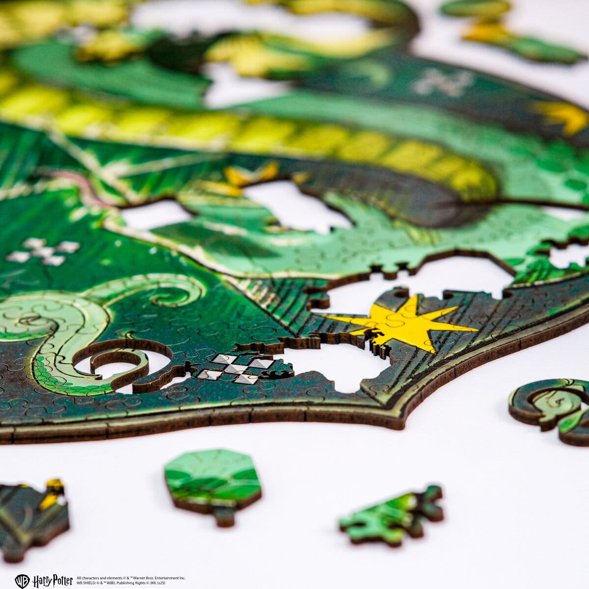 Wooden jigsaw puzzle Harry Potter Slytherin™ Crest - Woods Story