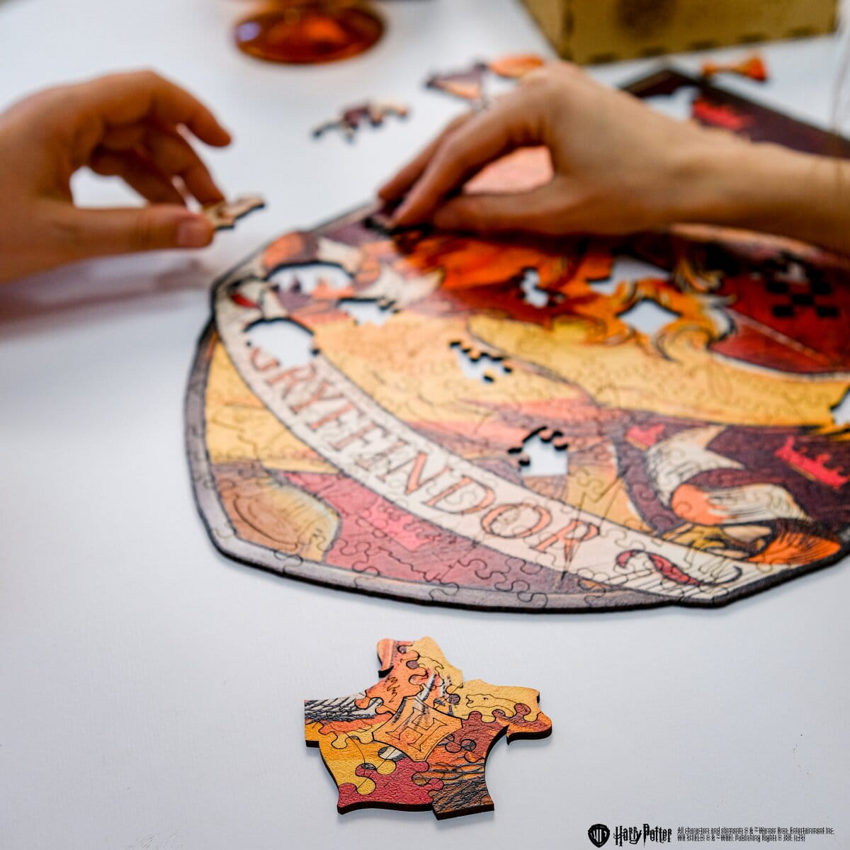Wooden jigsaw puzzle Harry Potter Gryffindor™ Crest - Woods Story