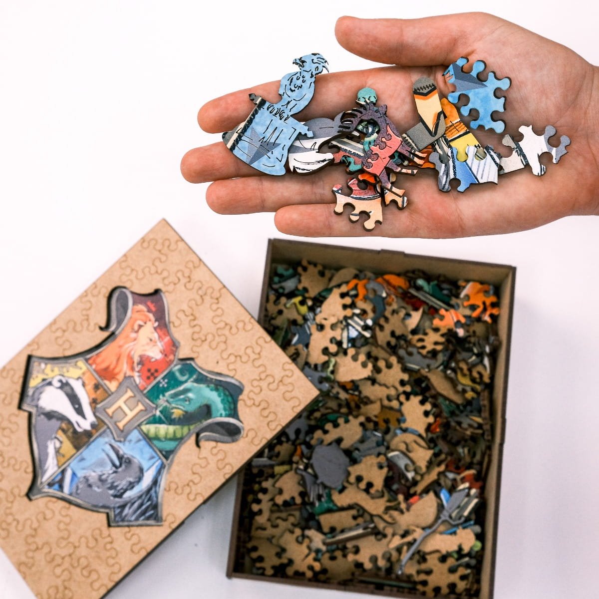 Wooden jigsaw puzzle Harry Potter Hogwarts™ Crest - Woods Story